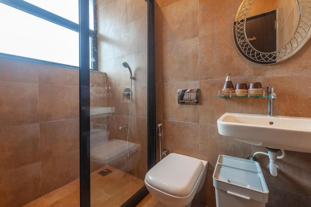 Sunset Boulevard By Stayvista - Lakeside Villa With Pet-Friendly Ambiance, Deck, Terrace, Plunge Pool & Modern Flair Карджат Экстерьер фото