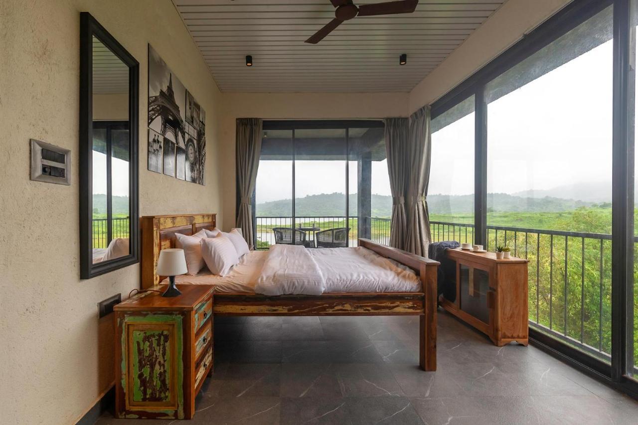 Sunset Boulevard By Stayvista - Lakeside Villa With Pet-Friendly Ambiance, Deck, Terrace, Plunge Pool & Modern Flair Карджат Экстерьер фото